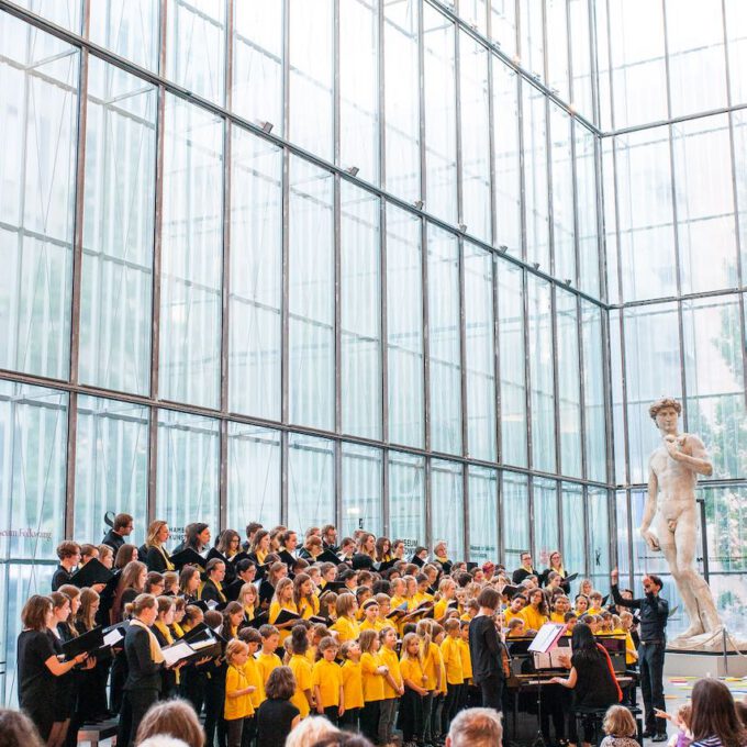 Mitglieder der Schola Cantorum Leipzig singen im Leipziger Bildermuseum zugunsten von UNICEF