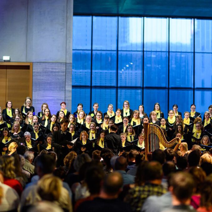 Aufführung von Carl Reineckes Märchenoper "Die wilden Schwäne" im Leipziger Bildermuseum durch die Schola Cantorum Leipzig