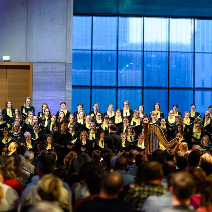 Aufführung Von Carl Reineckes Märchenoper "Die Wilden Schwäne" Im Leipziger Bildermuseum Durch Die Schola Cantorum Leipzig