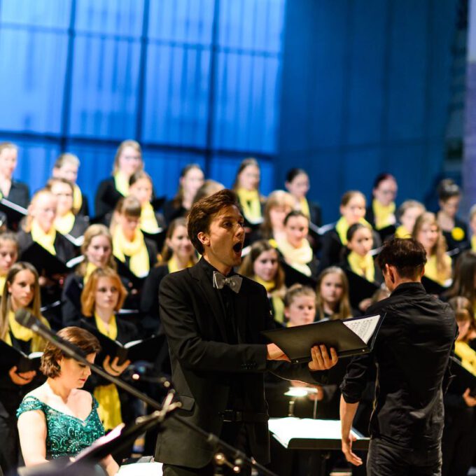 Aufführung Von Carl Reineckes Märchenoper "Die Wilden Schwäne" Im Leipziger Bildermuseum Durch Die Schola Cantorum Leipzig