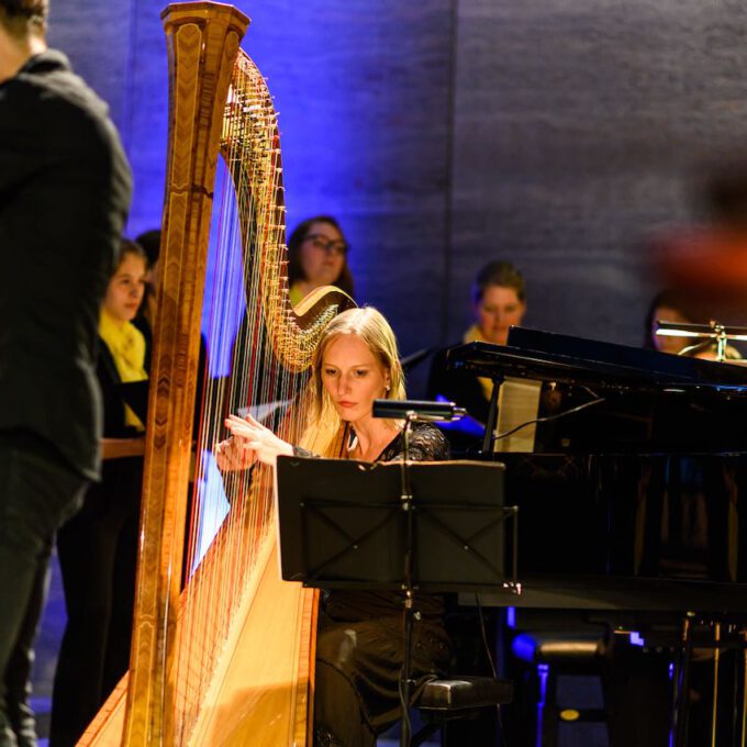 Aufführung Von Carl Reineckes Märchenoper "Die Wilden Schwäne" Im Leipziger Bildermuseum Durch Die Schola Cantorum Leipzig