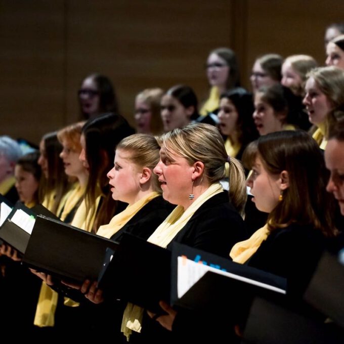 Aufführung Von Carl Reineckes Märchenoper "Die Wilden Schwäne" Im Leipziger Bildermuseum Durch Die Schola Cantorum Leipzig