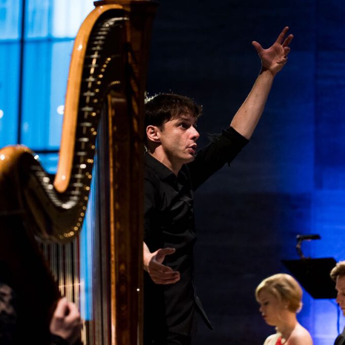 Aufführung Von Carl Reineckes Märchenoper "Die Wilden Schwäne" Im Leipziger Bildermuseum Durch Die Schola Cantorum Leipzig