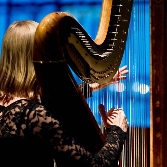 Aufführung Von Carl Reineckes Märchenoper "Die Wilden Schwäne" Im Leipziger Bildermuseum Durch Die Schola Cantorum Leipzig