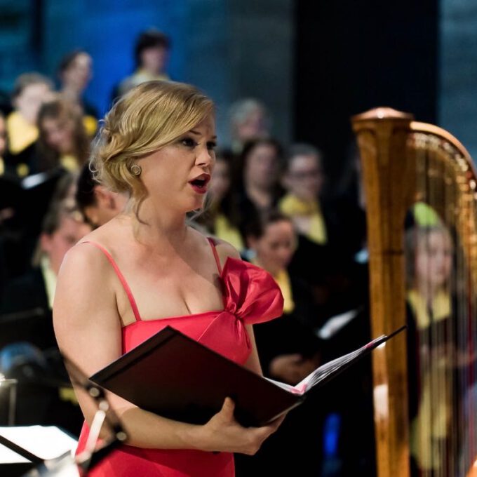 Aufführung Von Carl Reineckes Märchenoper "Die Wilden Schwäne" Im Leipziger Bildermuseum Durch Die Schola Cantorum Leipzig