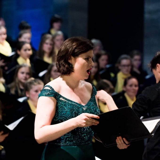 Aufführung von Carl Reineckes Märchenoper "Die wilden Schwäne" im Leipziger Bildermuseum durch die Schola Cantorum Leipzig
