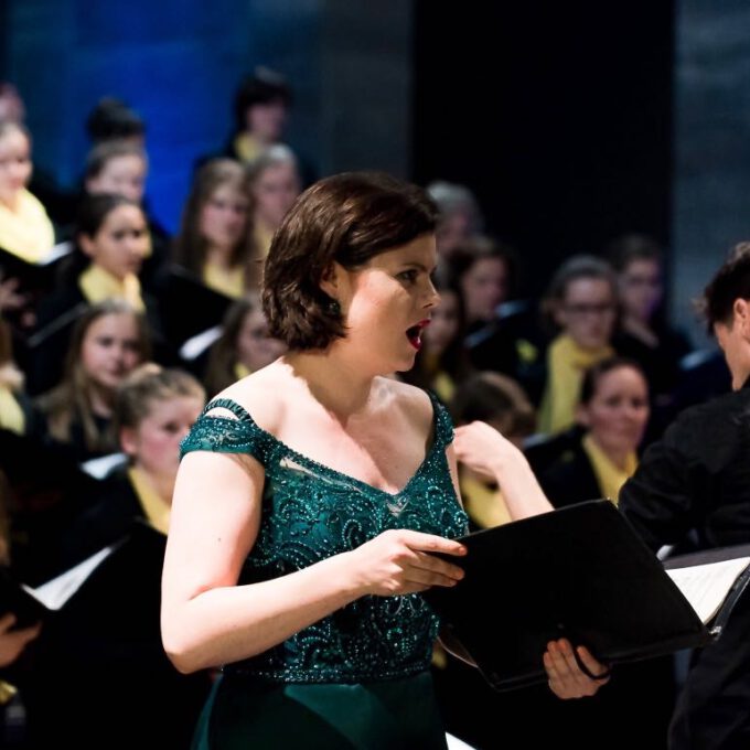 Aufführung Von Carl Reineckes Märchenoper "Die Wilden Schwäne" Im Leipziger Bildermuseum Durch Die Schola Cantorum Leipzig