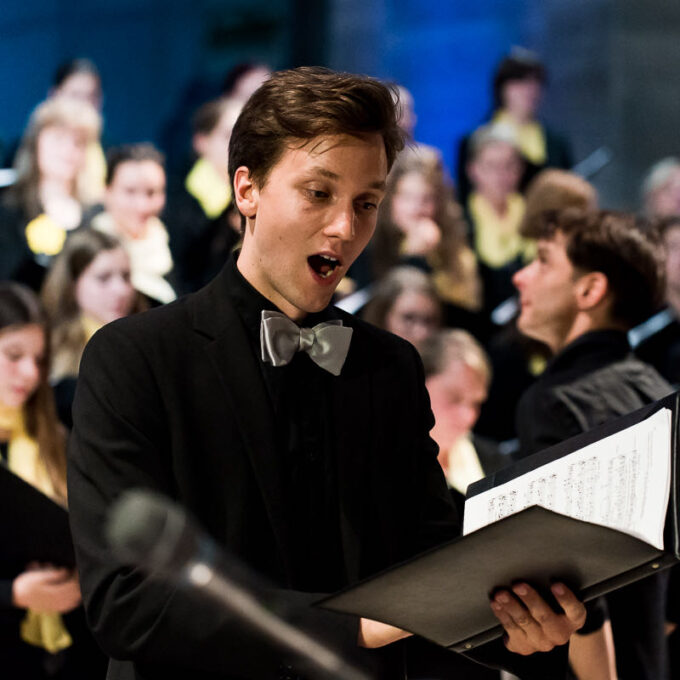 Aufführung Von Carl Reineckes Märchenoper "Die Wilden Schwäne" Im Leipziger Bildermuseum Durch Die Schola Cantorum Leipzig