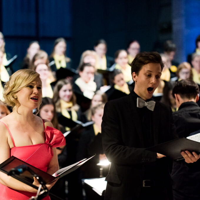 Aufführung Von Carl Reineckes Märchenoper "Die Wilden Schwäne" Im Leipziger Bildermuseum Durch Die Schola Cantorum Leipzig