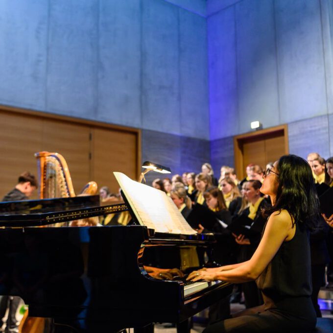 Aufführung Von Carl Reineckes Märchenoper "Die Wilden Schwäne" Im Leipziger Bildermuseum Durch Die Schola Cantorum Leipzig