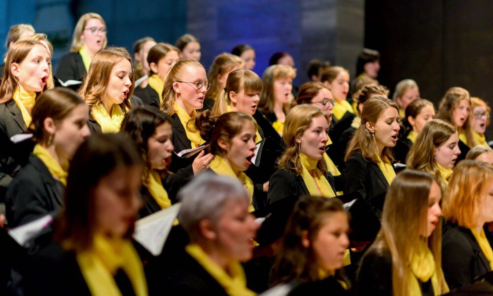 Aufführung Von Carl Reineckes Märchenoper "Die Wilden Schwäne" Im Leipziger Bildermuseum Durch Die Schola Cantorum Leipzig