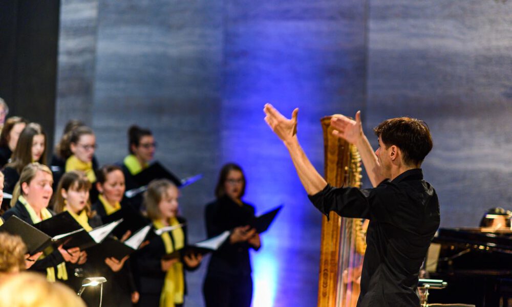 Aufführung Von Carl Reineckes Märchenoper "Die Wilden Schwäne" Im Leipziger Bildermuseum Durch Die Schola Cantorum Leipzig