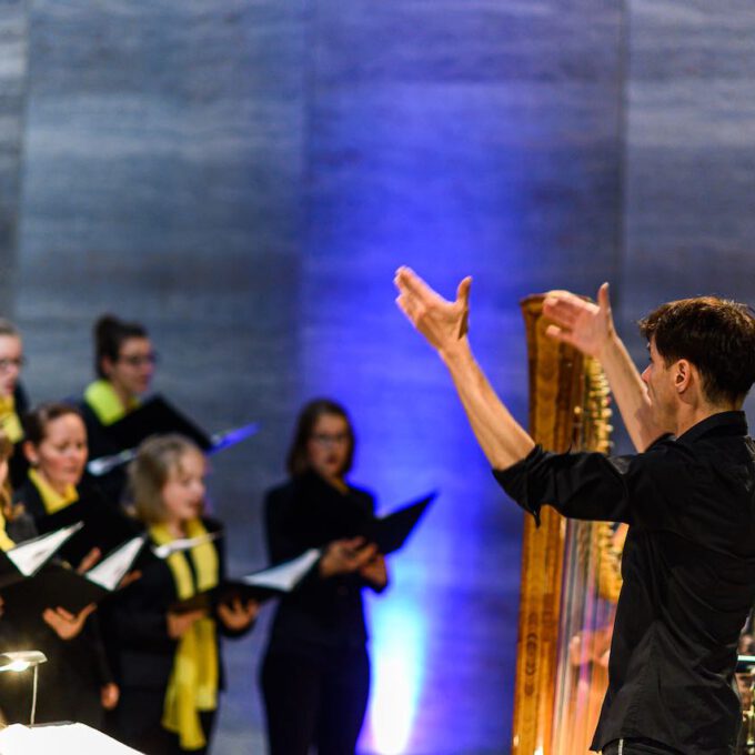 Aufführung Von Carl Reineckes Märchenoper "Die Wilden Schwäne" Im Leipziger Bildermuseum Durch Die Schola Cantorum Leipzig