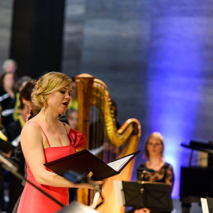 Aufführung von Carl Reineckes Märchenoper "Die wilden Schwäne" im Leipziger Bildermuseum durch die Schola Cantorum Leipzig
