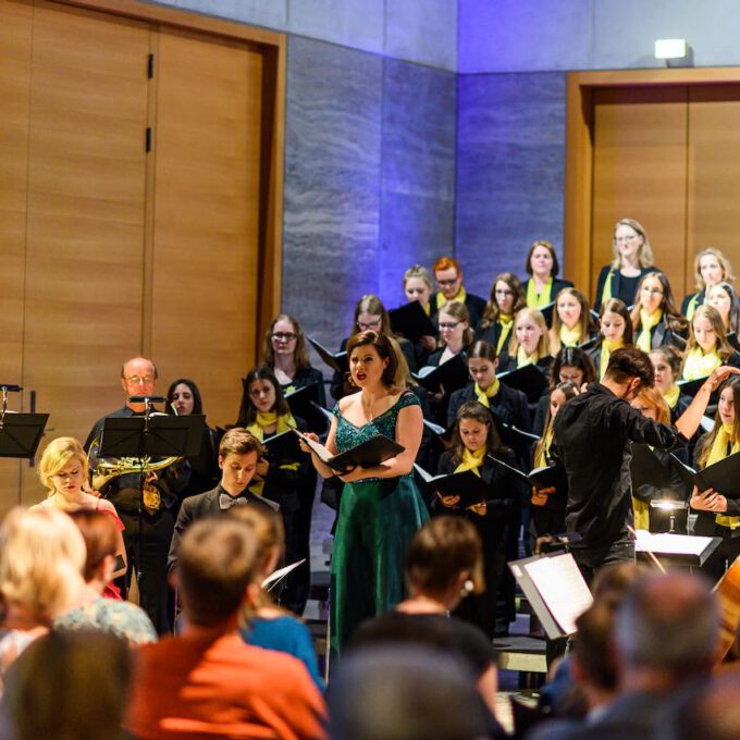 Aufführung von Carl Reineckes Märchenoper "Die wilden Schwäne" im Leipziger Bildermuseum durch die Schola Cantorum Leipzig