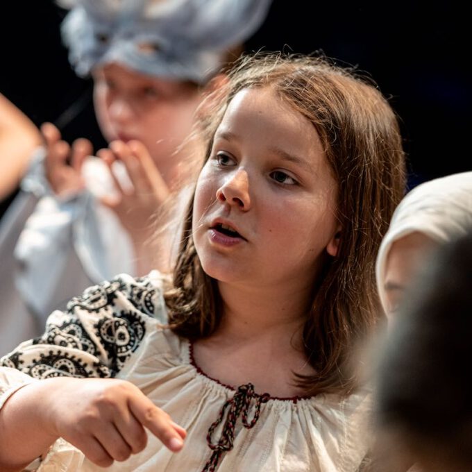 Mitglieder des Kinderchores in Engelbert Humperdincks "Königskinder"
