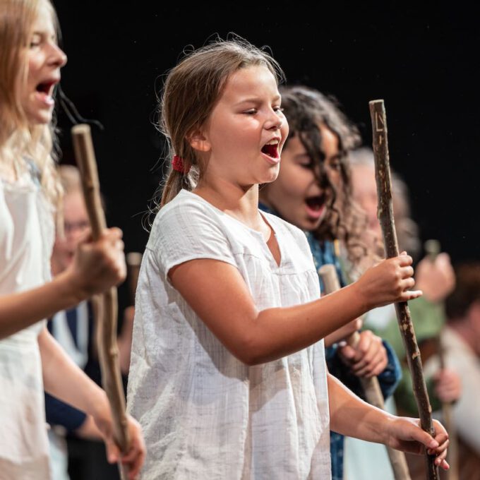 Ri-ra-rutsch! Mitglieder des Kinderchores in Engelbert Humperdincks "Königskinder"
