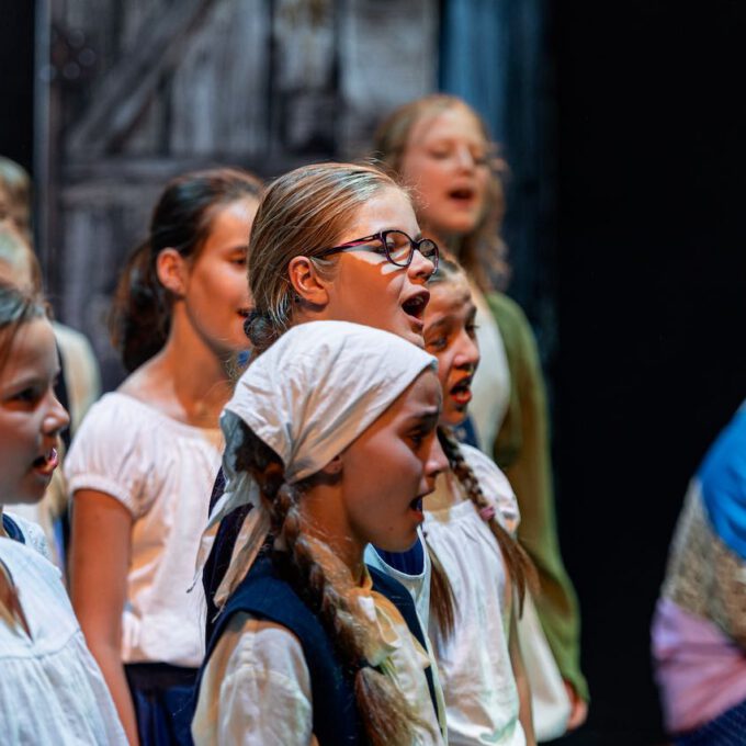 Mitglieder des Kinderchores in Engelbert Humperdincks "Königskinder"