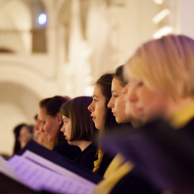 200 Sänger und Sängerinnen aus Vorschul- und Spatzenchören, Kinderchor, Mädchen-, Frauen- und Kammerchor stimmen im Neuen Rathaus auf die Adventszeit ein.