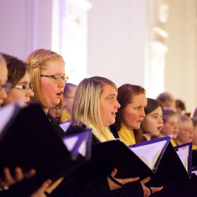 200 Sänger und Sängerinnen aus Vorschul- und Spatzenchören, Kinderchor, Mädchen-, Frauen- und Kammerchor stimmen im Neuen Rathaus auf die Adventszeit ein.