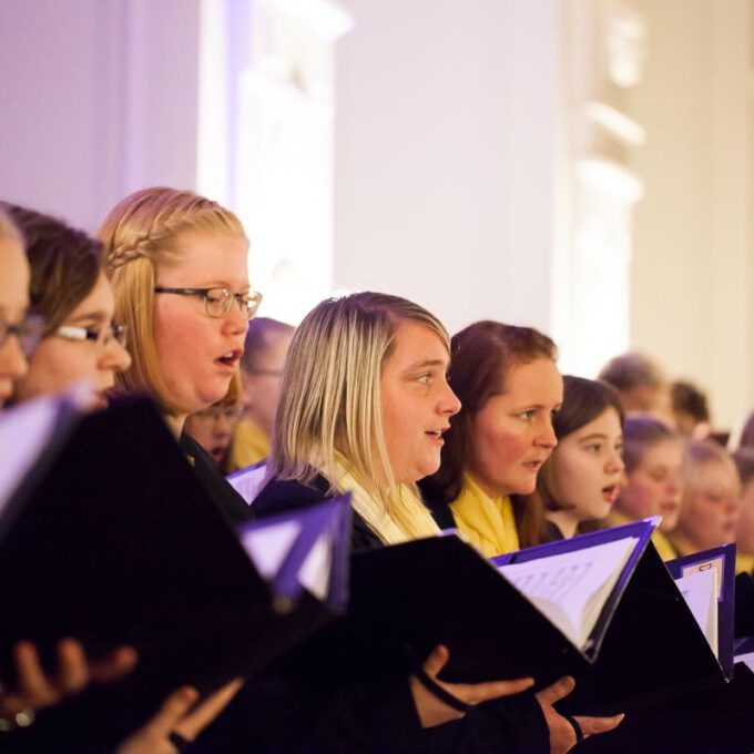 200 Sänger Und Sängerinnen Aus Vorschul- Und Spatzenchören, Kinderchor, Mädchen-, Frauen- Und Kammerchor Stimmen Im Neuen Rathaus Auf Die Adventszeit Ein.