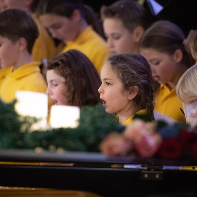200 Sänger und Sängerinnen aus Vorschul- und Spatzenchören, Kinderchor, Mädchen-, Frauen- und Kammerchor stimmen im Neuen Rathaus auf die Adventszeit ein.