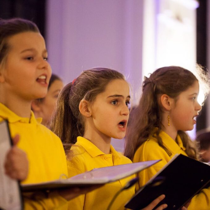200 Sänger und Sängerinnen aus Vorschul- und Spatzenchören, Kinderchor, Mädchen-, Frauen- und Kammerchor stimmen im Neuen Rathaus auf die Adventszeit ein.
