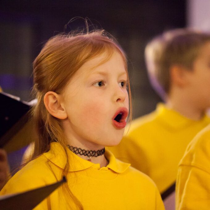 200 Sänger und Sängerinnen aus Vorschul- und Spatzenchören, Kinderchor, Mädchen-, Frauen- und Kammerchor stimmen im Neuen Rathaus auf die Adventszeit ein.