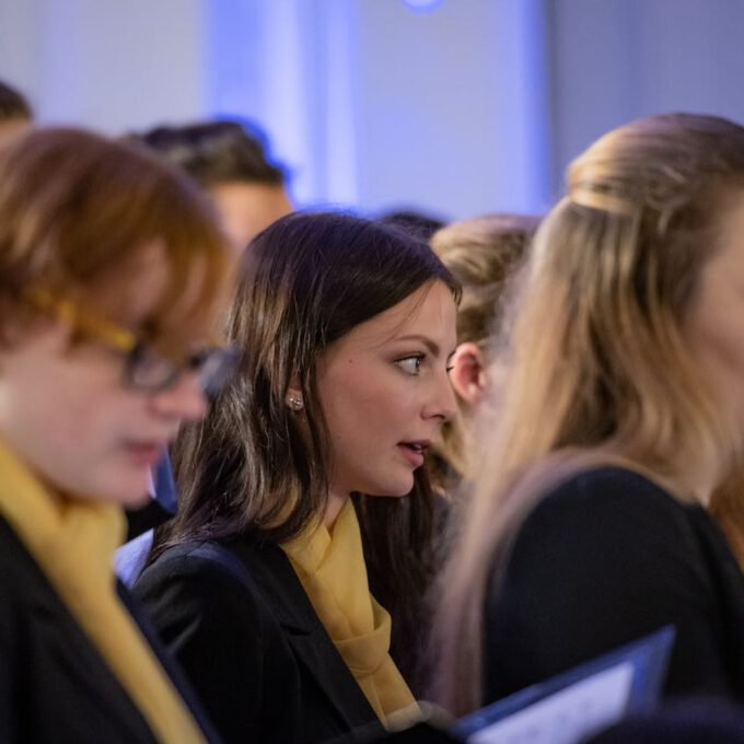 200 Sänger und Sängerinnen aus Vorschul- und Spatzenchören, Kinderchor, Mädchen-, Frauen- und Kammerchor stimmen im Neuen Rathaus auf die Adventszeit ein.