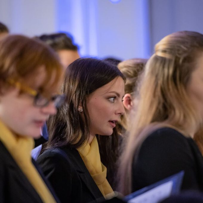 200 Sänger Und Sängerinnen Aus Vorschul- Und Spatzenchören, Kinderchor, Mädchen-, Frauen- Und Kammerchor Stimmen Im Neuen Rathaus Auf Die Adventszeit Ein.