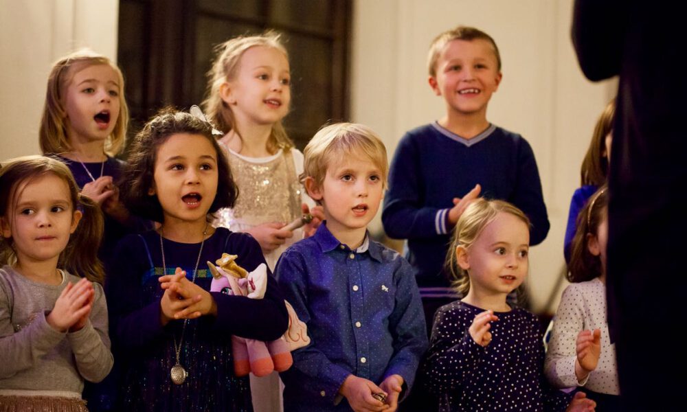 200 Sänger Und Sängerinnen Aus Vorschul- Und Spatzenchören, Kinderchor, Mädchen-, Frauen- Und Kammerchor Stimmen Im Neuen Rathaus Auf Die Adventszeit Ein.