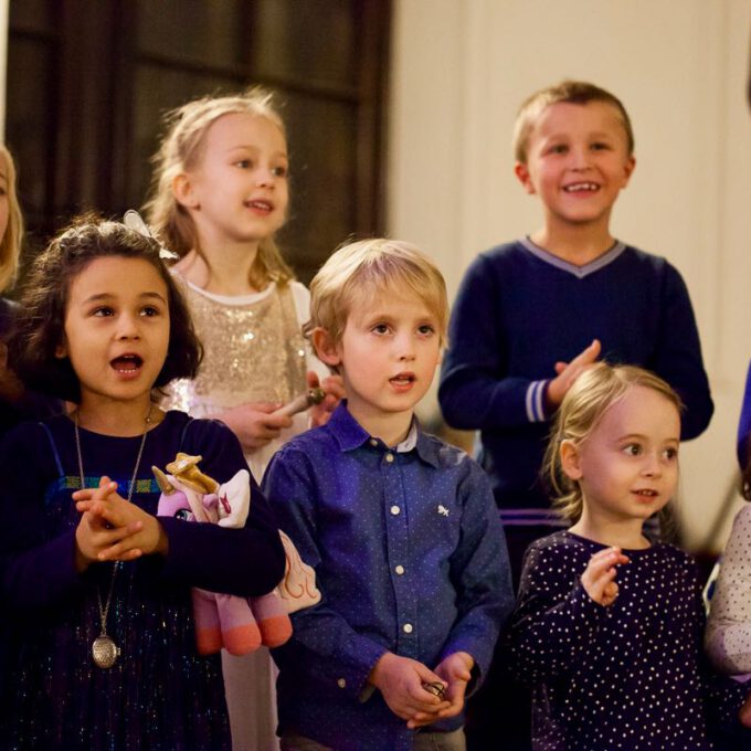 200 Sänger und Sängerinnen aus Vorschul- und Spatzenchören, Kinderchor, Mädchen-, Frauen- und Kammerchor stimmen im Neuen Rathaus auf die Adventszeit ein.