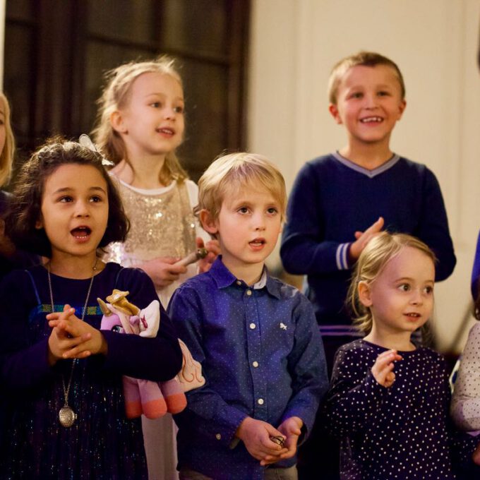 200 Sänger Und Sängerinnen Aus Vorschul- Und Spatzenchören, Kinderchor, Mädchen-, Frauen- Und Kammerchor Stimmen Im Neuen Rathaus Auf Die Adventszeit Ein.