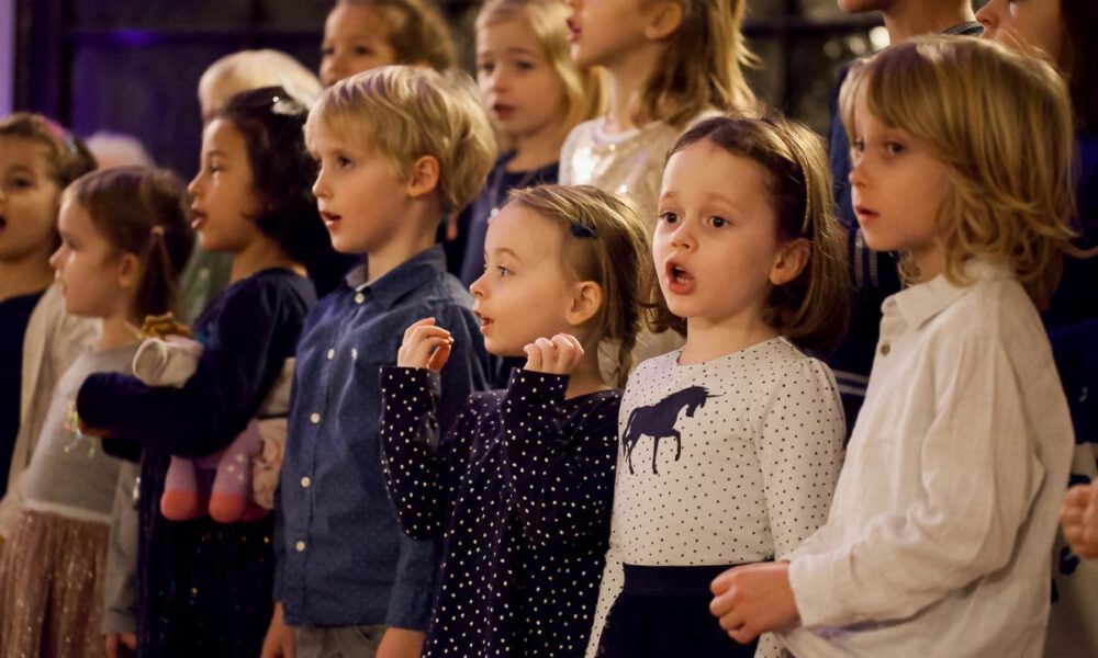 200 Sänger Und Sängerinnen Aus Vorschul- Und Spatzenchören, Kinderchor, Mädchen-, Frauen- Und Kammerchor Stimmen Im Neuen Rathaus Auf Die Adventszeit Ein.