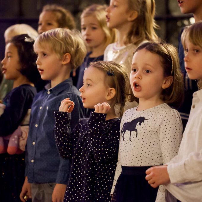 200 Sänger und Sängerinnen aus Vorschul- und Spatzenchören, Kinderchor, Mädchen-, Frauen- und Kammerchor stimmen im Neuen Rathaus auf die Adventszeit ein.