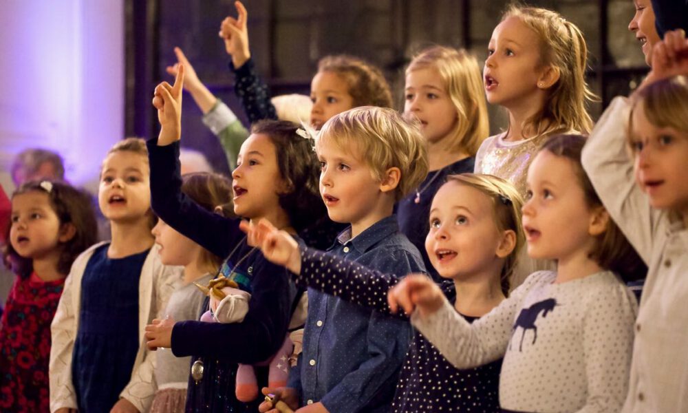 200 Sänger und Sängerinnen aus Vorschul- und Spatzenchören, Kinderchor, Mädchen-, Frauen- und Kammerchor stimmen im Neuen Rathaus auf die Adventszeit ein.