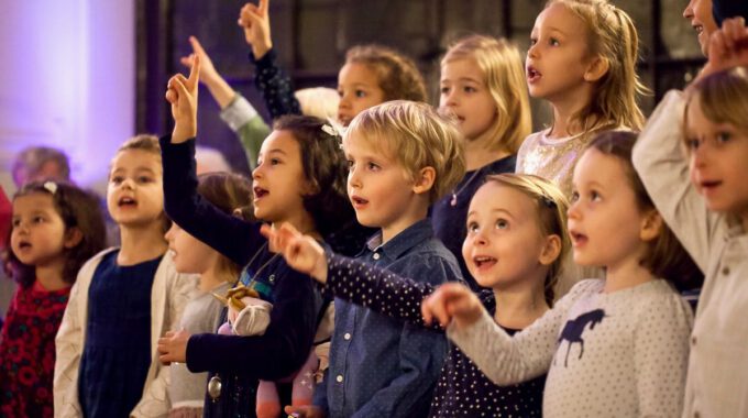 200 Sänger Und Sängerinnen Aus Vorschul- Und Spatzenchören, Kinderchor, Mädchen-, Frauen- Und Kammerchor Stimmen Im Neuen Rathaus Auf Die Adventszeit Ein.