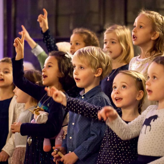 200 Sänger und Sängerinnen aus Vorschul- und Spatzenchören, Kinderchor, Mädchen-, Frauen- und Kammerchor stimmen im Neuen Rathaus auf die Adventszeit ein.