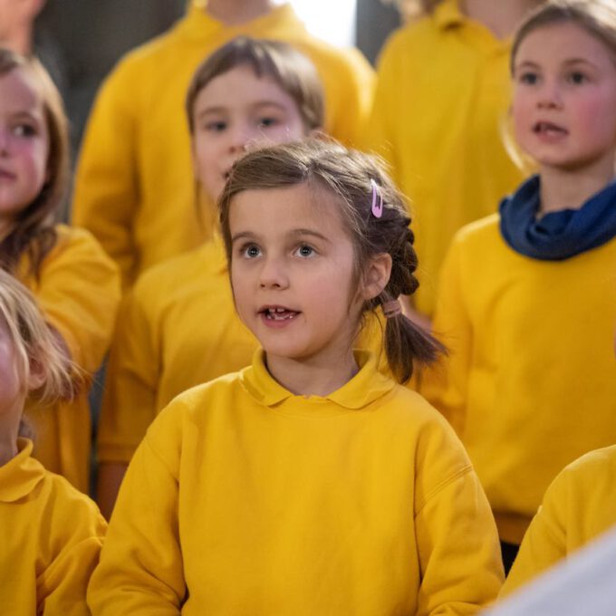 200 Sänger und Sängerinnen aus Vorschul- und Spatzenchören, Kinderchor, Mädchen-, Frauen- und Kammerchor stimmen im Neuen Rathaus auf die Adventszeit ein.