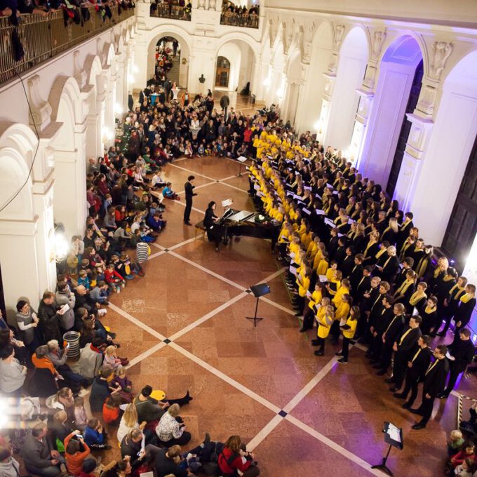 200 Sänger und Sängerinnen aus Vorschul- und Spatzenchören, Kinderchor, Mädchen-, Frauen- und Kammerchor stimmen im Neuen Rathaus auf die Adventszeit ein.