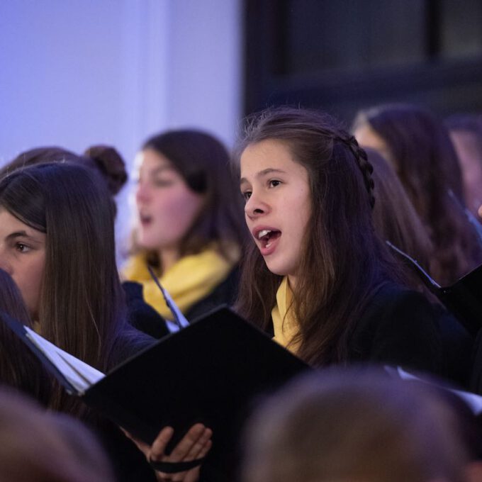200 Sänger und Sängerinnen aus Vorschul- und Spatzenchören, Kinderchor, Mädchen-, Frauen- und Kammerchor stimmen im Neuen Rathaus auf die Adventszeit ein.