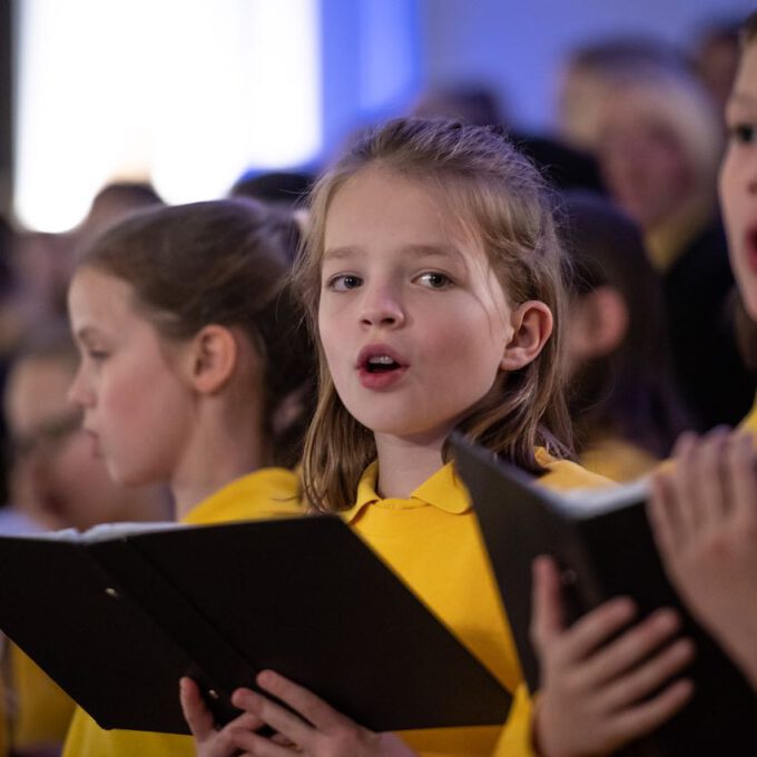 200 Sänger und Sängerinnen aus Vorschul- und Spatzenchören, Kinderchor, Mädchen-, Frauen- und Kammerchor stimmen im Neuen Rathaus auf die Adventszeit ein.