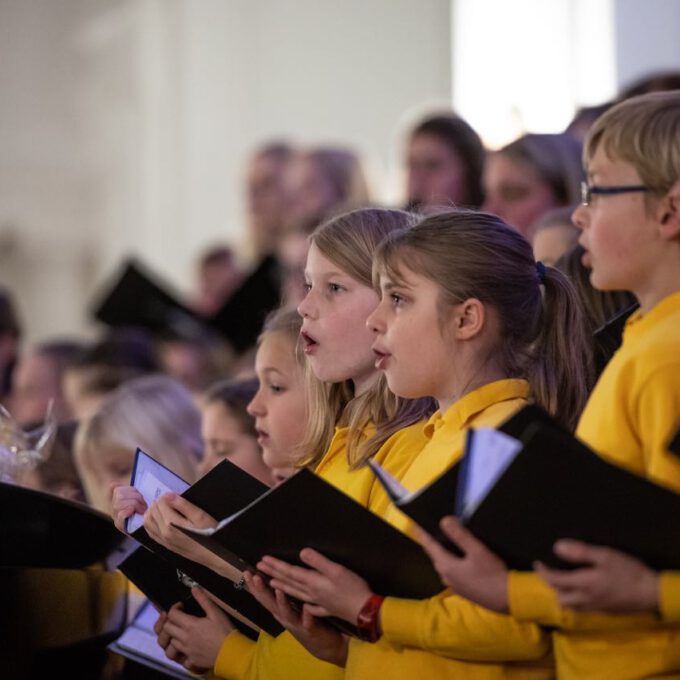 200 Sänger und Sängerinnen aus Vorschul- und Spatzenchören, Kinderchor, Mädchen-, Frauen- und Kammerchor stimmen im Neuen Rathaus auf die Adventszeit ein.