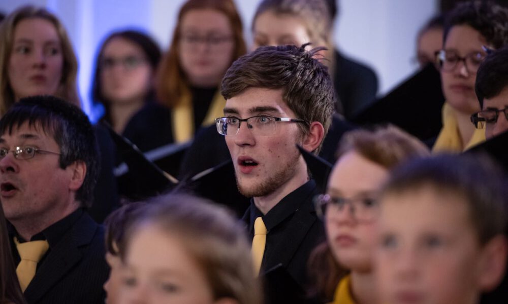 200 Sänger und Sängerinnen aus Vorschul- und Spatzenchören, Kinderchor, Mädchen-, Frauen- und Kammerchor stimmen im Neuen Rathaus auf die Adventszeit ein.