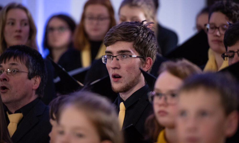 200 Sänger Und Sängerinnen Aus Vorschul- Und Spatzenchören, Kinderchor, Mädchen-, Frauen- Und Kammerchor Stimmen Im Neuen Rathaus Auf Die Adventszeit Ein.