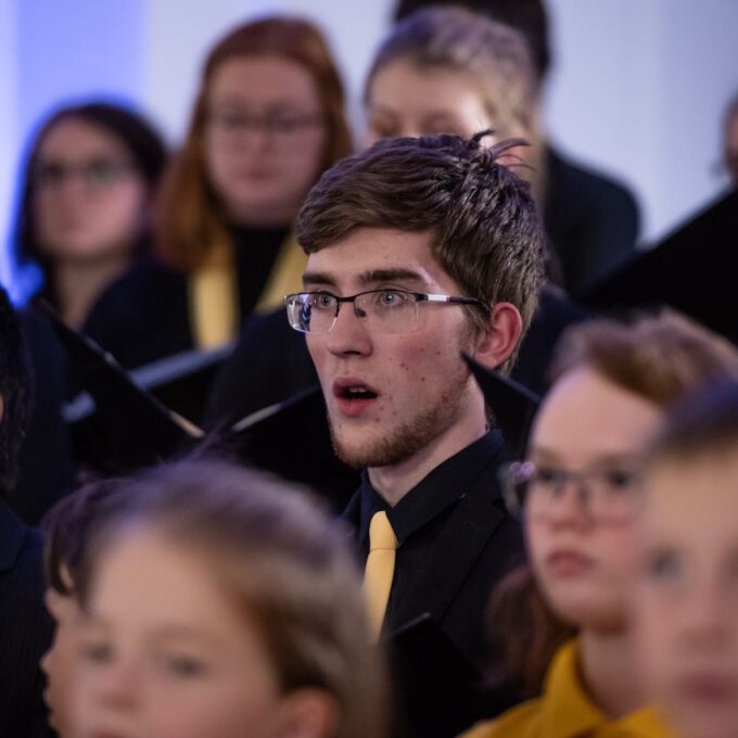 200 Sänger und Sängerinnen aus Vorschul- und Spatzenchören, Kinderchor, Mädchen-, Frauen- und Kammerchor stimmen im Neuen Rathaus auf die Adventszeit ein.