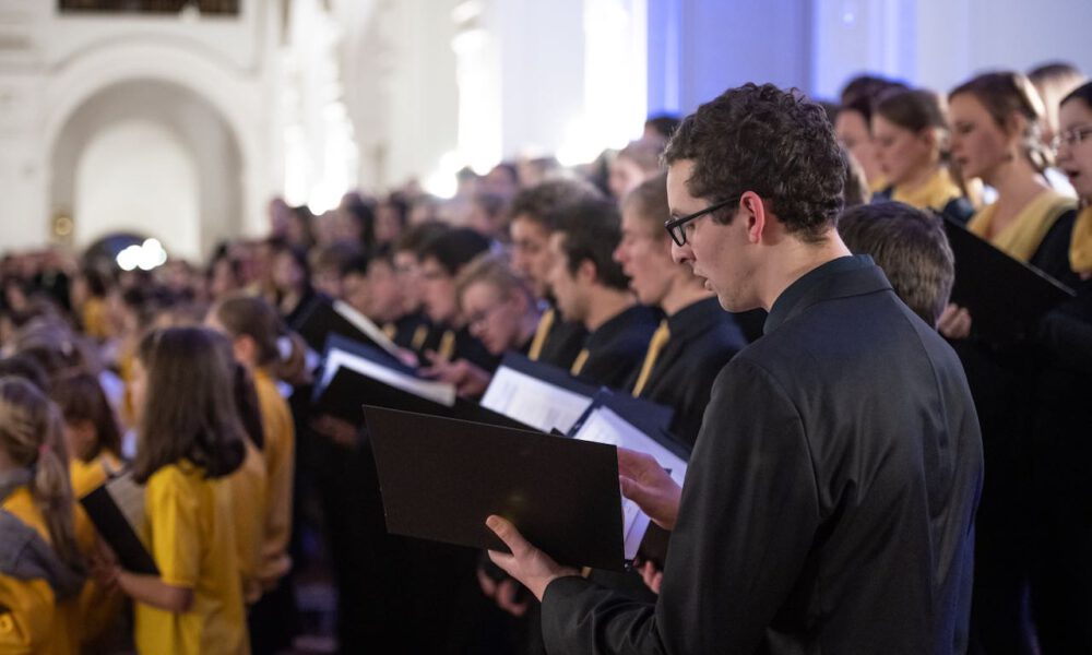 200 Sänger und Sängerinnen aus Vorschul- und Spatzenchören, Kinderchor, Mädchen-, Frauen- und Kammerchor stimmen im Neuen Rathaus auf die Adventszeit ein.