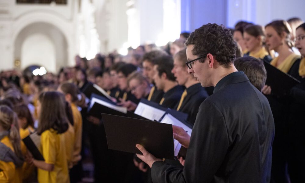 200 Sänger Und Sängerinnen Aus Vorschul- Und Spatzenchören, Kinderchor, Mädchen-, Frauen- Und Kammerchor Stimmen Im Neuen Rathaus Auf Die Adventszeit Ein.