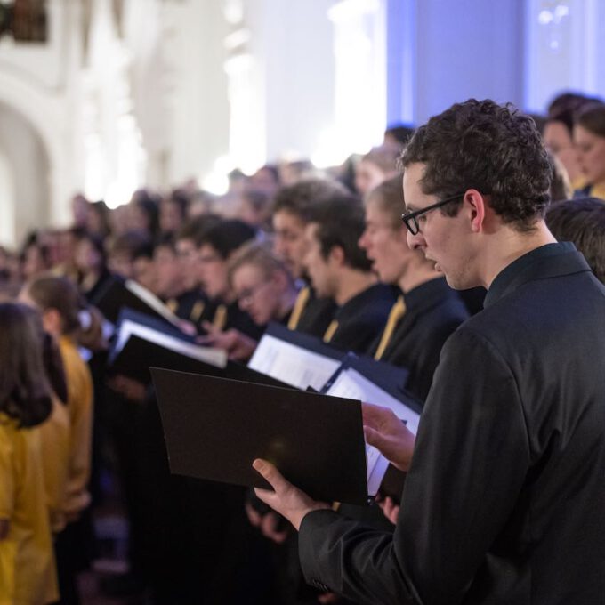200 Sänger und Sängerinnen aus Vorschul- und Spatzenchören, Kinderchor, Mädchen-, Frauen- und Kammerchor stimmen im Neuen Rathaus auf die Adventszeit ein.