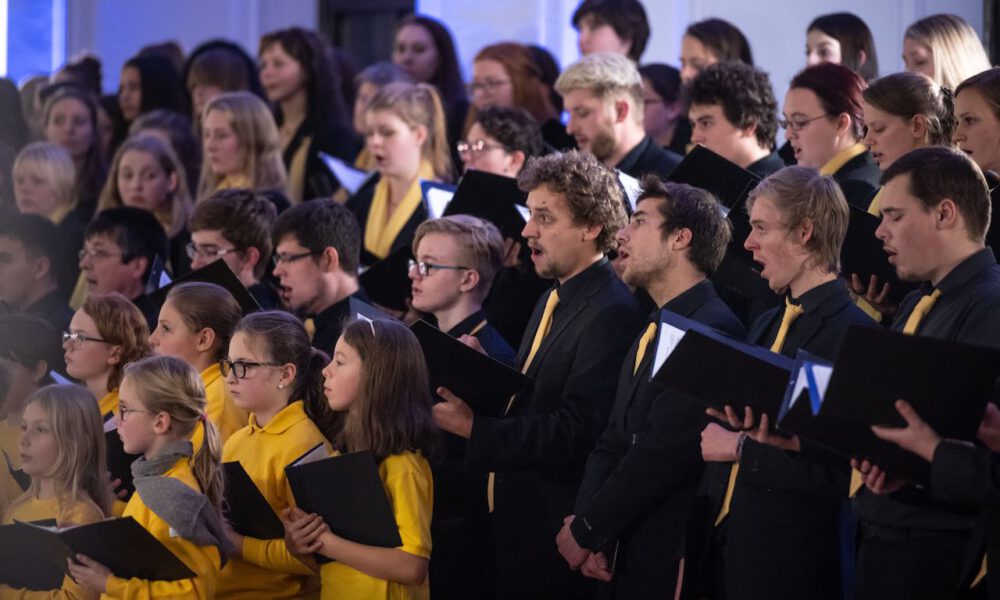 200 Sänger und Sängerinnen aus Vorschul- und Spatzenchören, Kinderchor, Mädchen-, Frauen- und Kammerchor stimmen im Neuen Rathaus auf die Adventszeit ein.